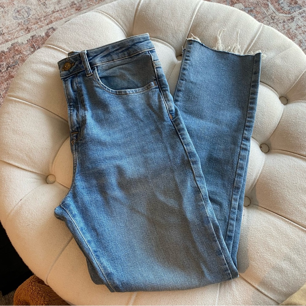 Zara Blue Cropped Ankle Jeans with Modern Distressed Style